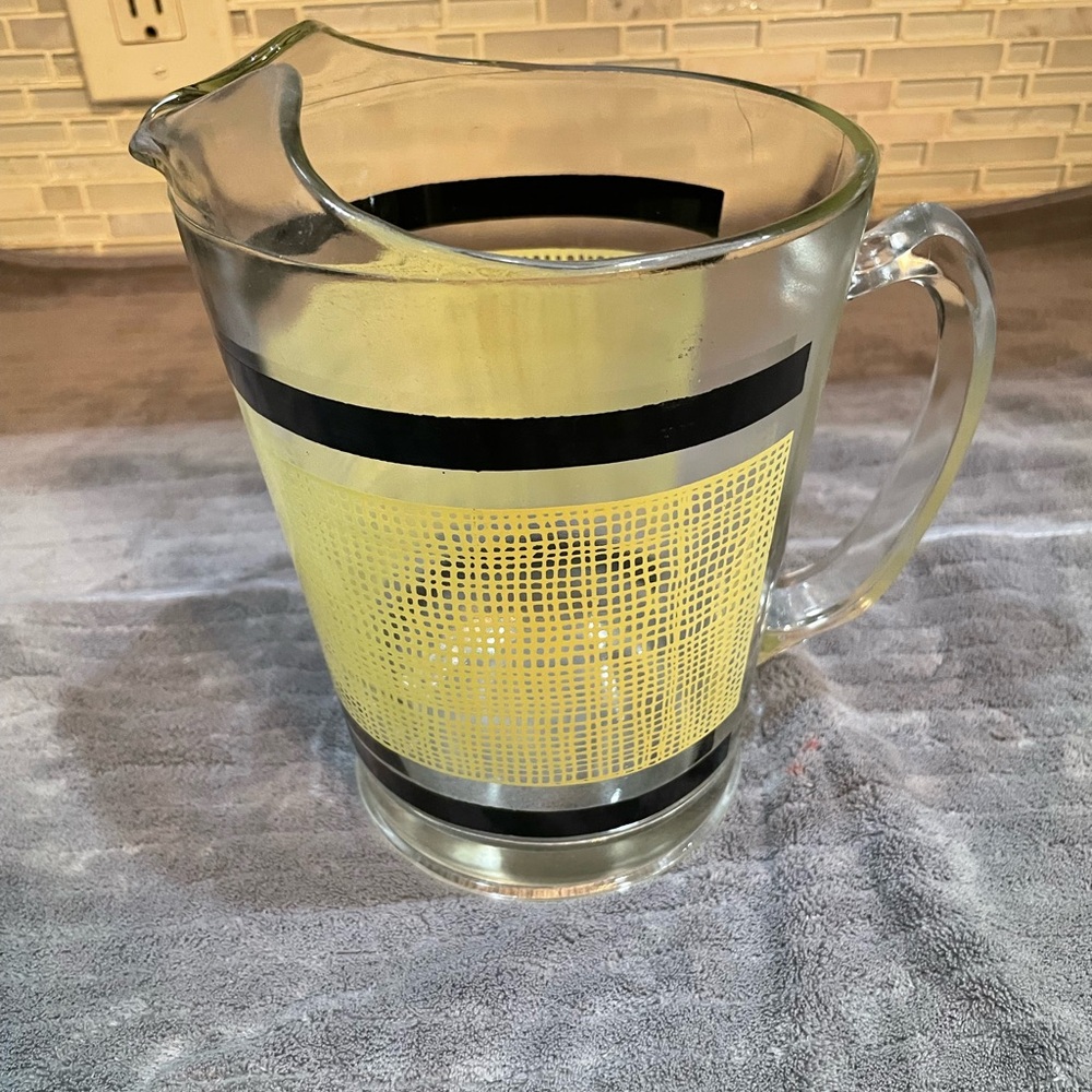 8" Water PITCHER ~ Yellow & Black Baked Enamel Colors ~ 48 oz (1-1/2 qt) Vintage